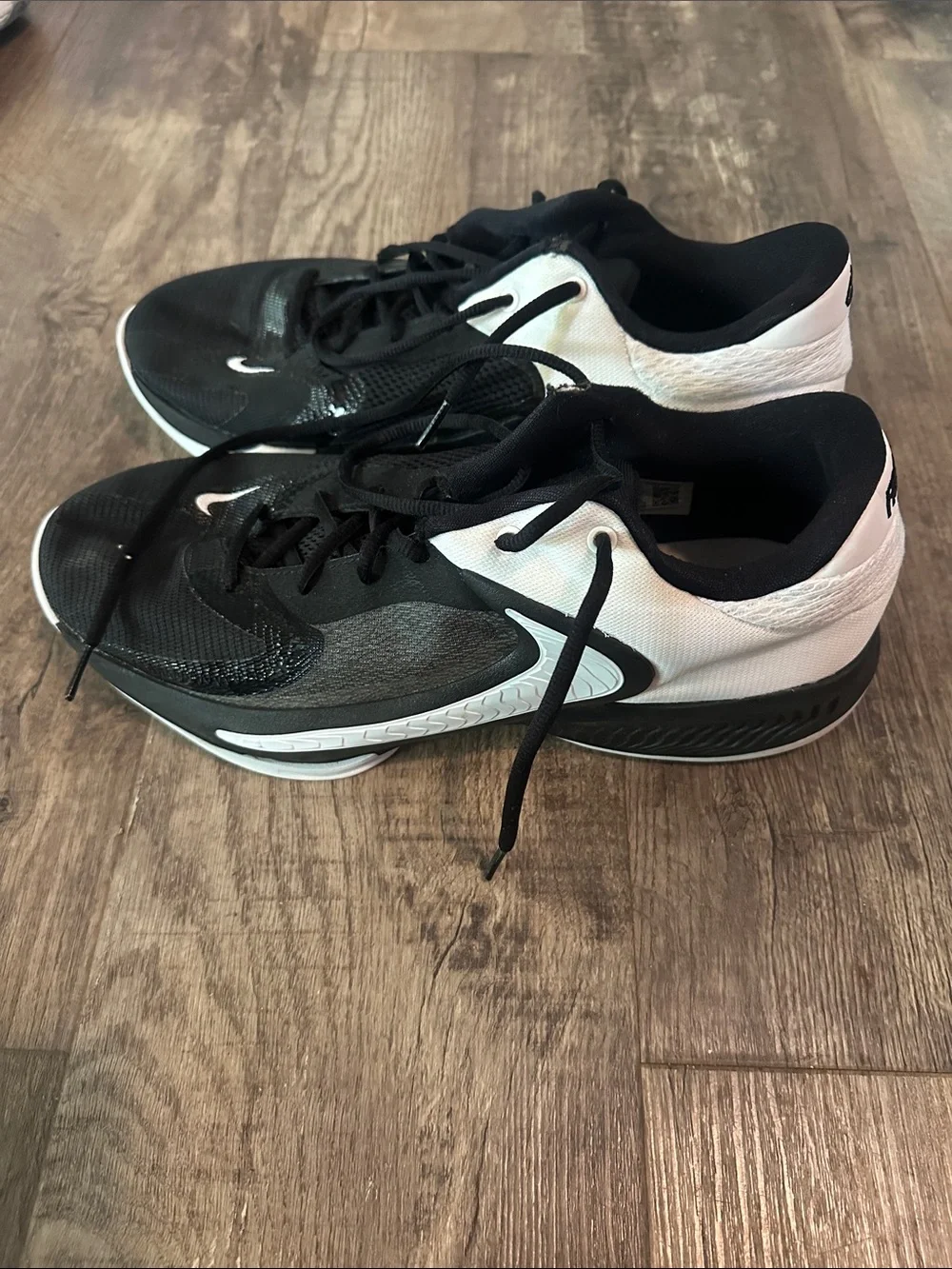 Freak Men's Black & White Basketball Shoes